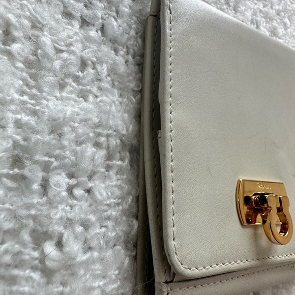 Authentic Ferragamo white bifold - Picture 4 of 10